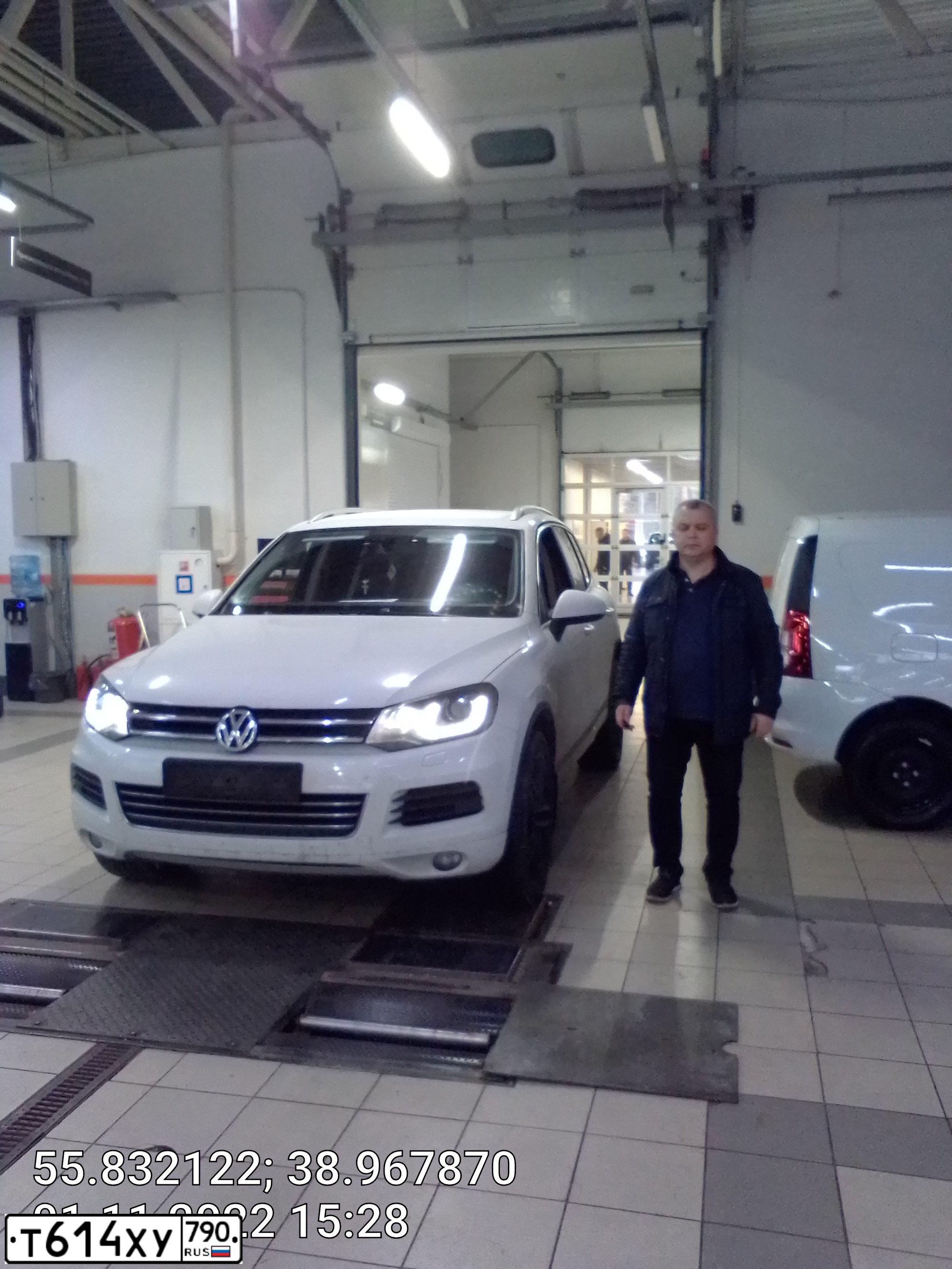 Фото автомобиля VOLKSWAGEN TOUAREG, 2012 — госномер В111ВМ790. Цвет: Белый