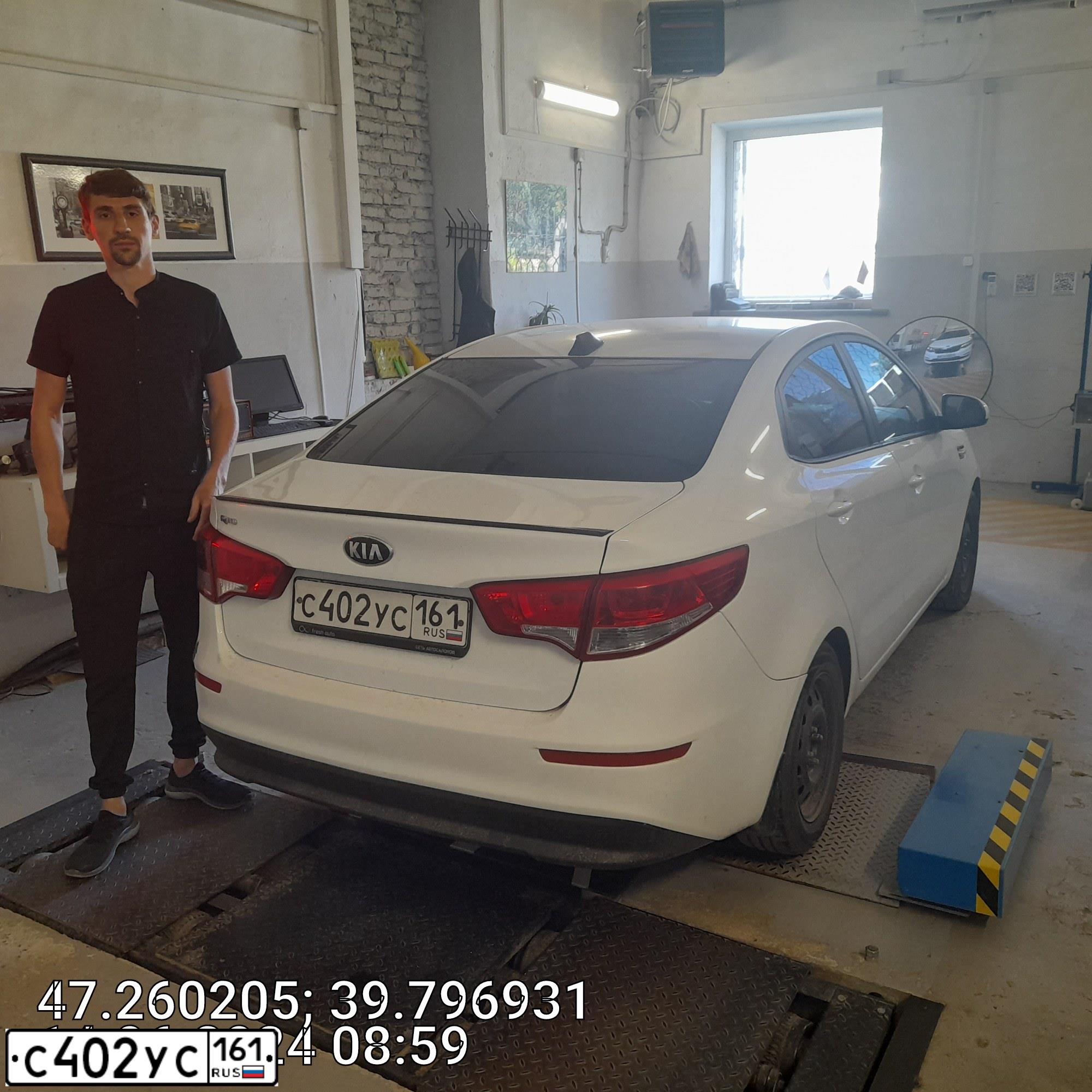 Фото автомобиля KIA RIO, 2016 — госномер С402УС161. Цвет: Белый