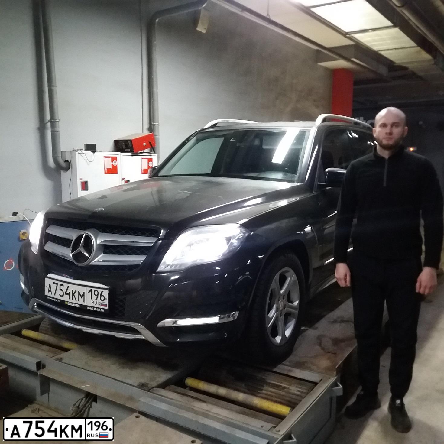Фото автомобиля MERCEDES GLK-KLASSE, 2014 — госномер О136НА196. Цвет: ЧЕРНЫЙ