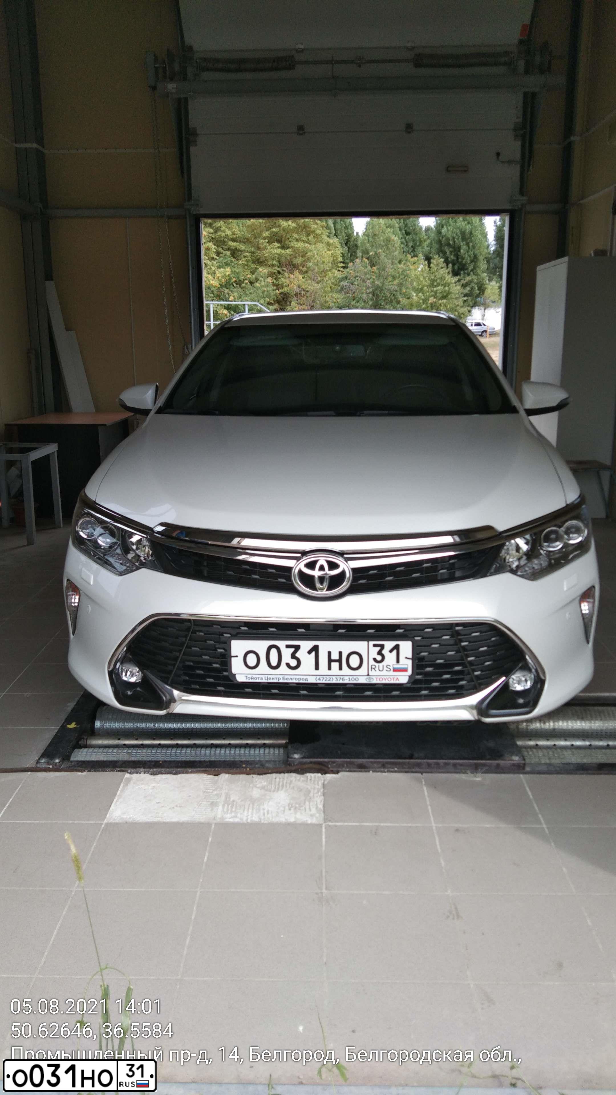Фото автомобиля TOYOTA CAMRY, 2017 — госномер О031НО31. Цвет: БЕЛЫЙ ПЕРЛАМУТР