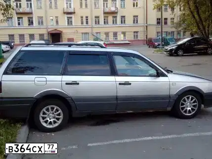 Фото автомобиля VOLKSWAGEN PASSAT, 1989 — госномер В364СХ77. Цвет: СЕРЫЙ