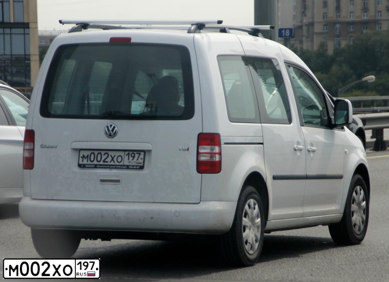 Фото автомобиля VOLKSWAGEN CADDY, 2012 — госномер М002ХО197. Цвет: Белый