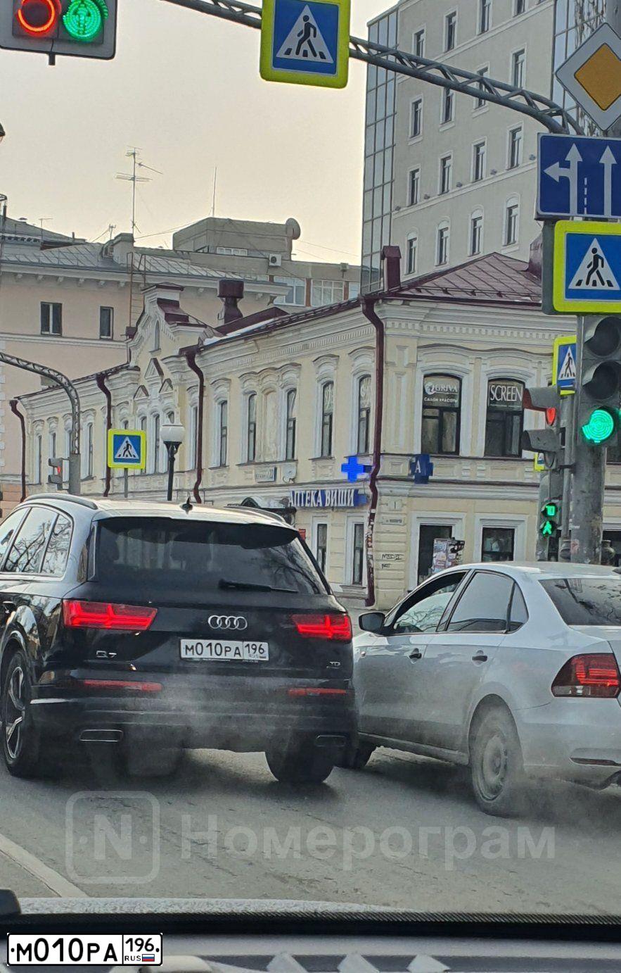 Фото автомобиля AUDI Q7, 2017 — госномер Е009ХК196. Цвет: ЧЕРНЫЙ
