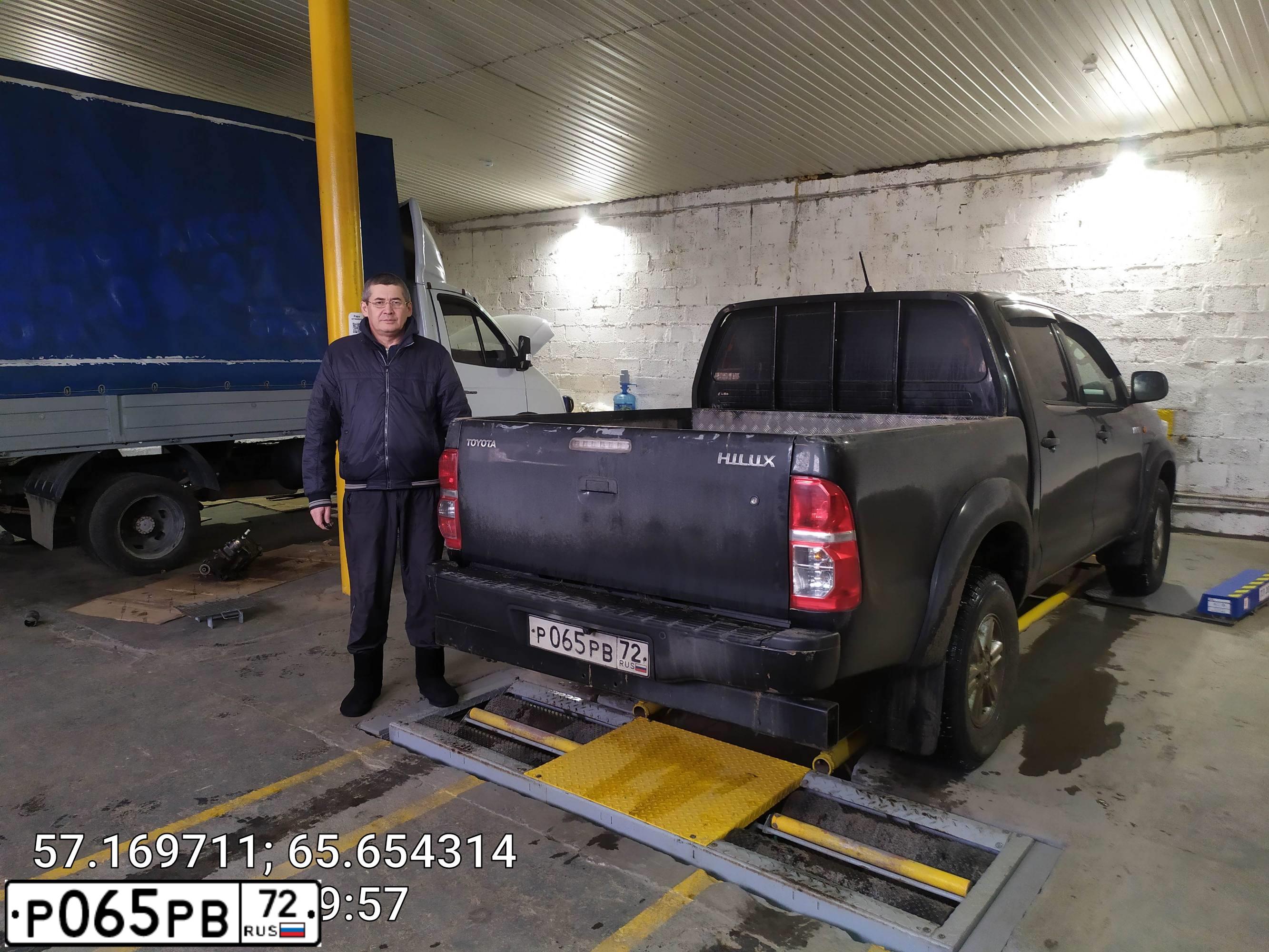 Фото автомобиля TOYOTA HILUX, 2014 — госномер Р065РВ72. Цвет: ЧЕРНЫЙ