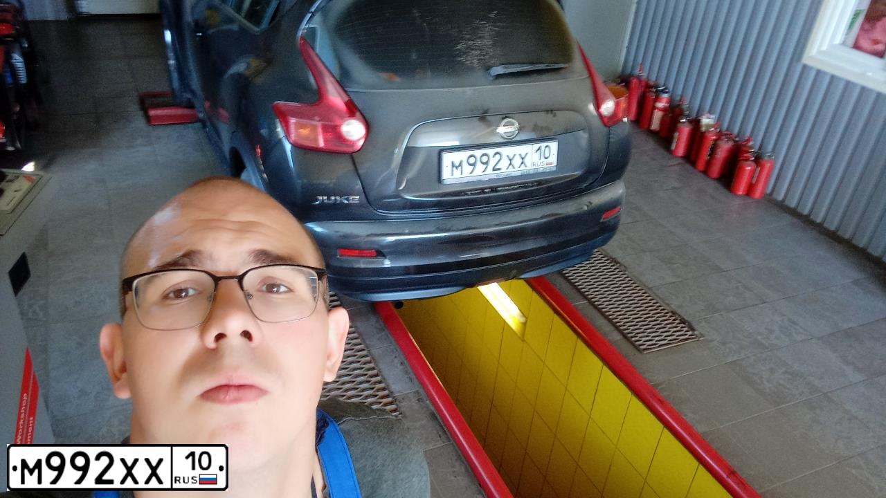 Фото автомобиля NISSAN JUKE, 2011 — госномер М992ХХ10. Цвет: ТЕМНО-КОРИЧНЕВЫЙ