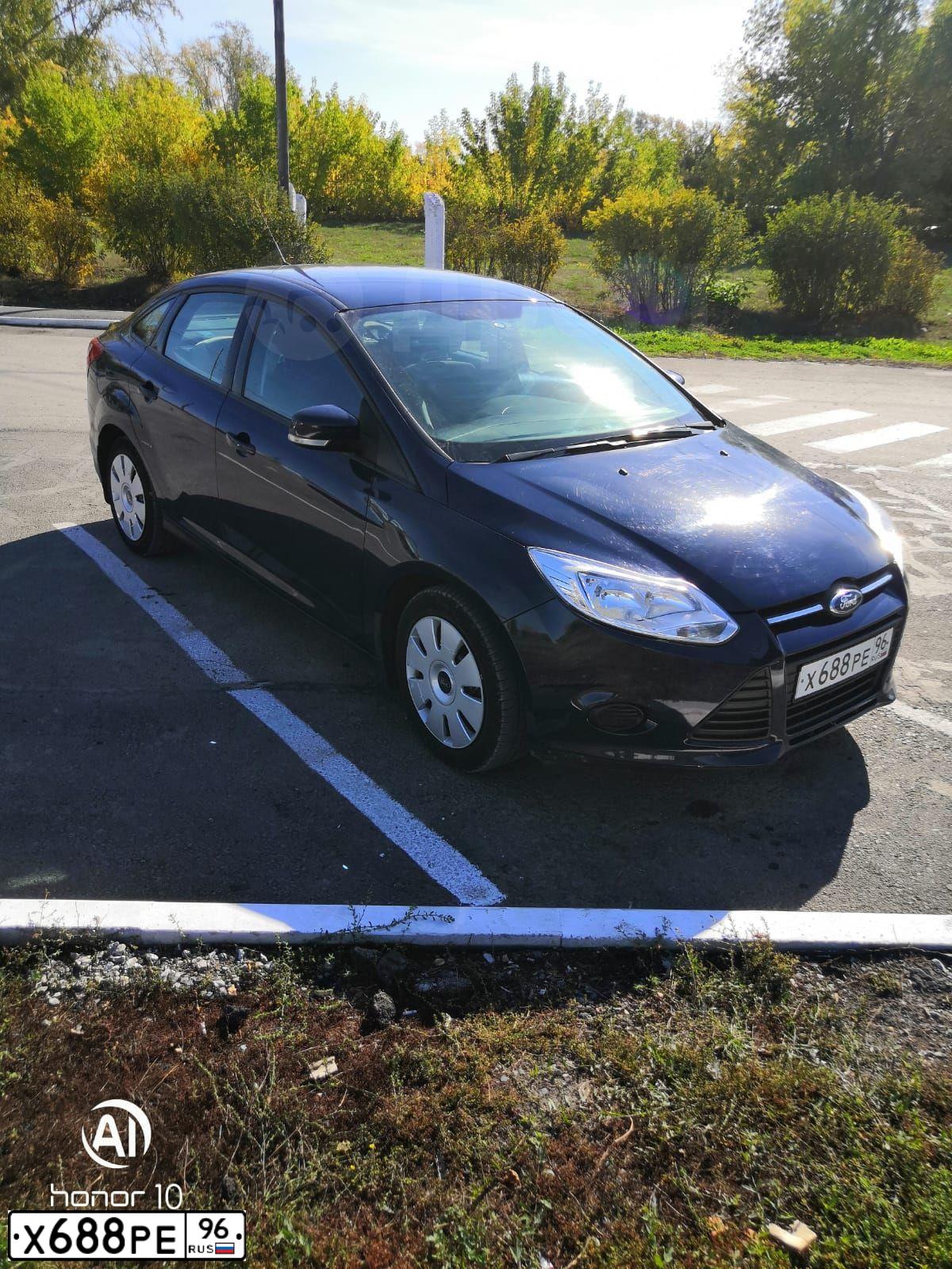 Фото автомобиля FORD FOCUS, 2013 — госномер Х688РЕ96. Цвет: Темно-синий