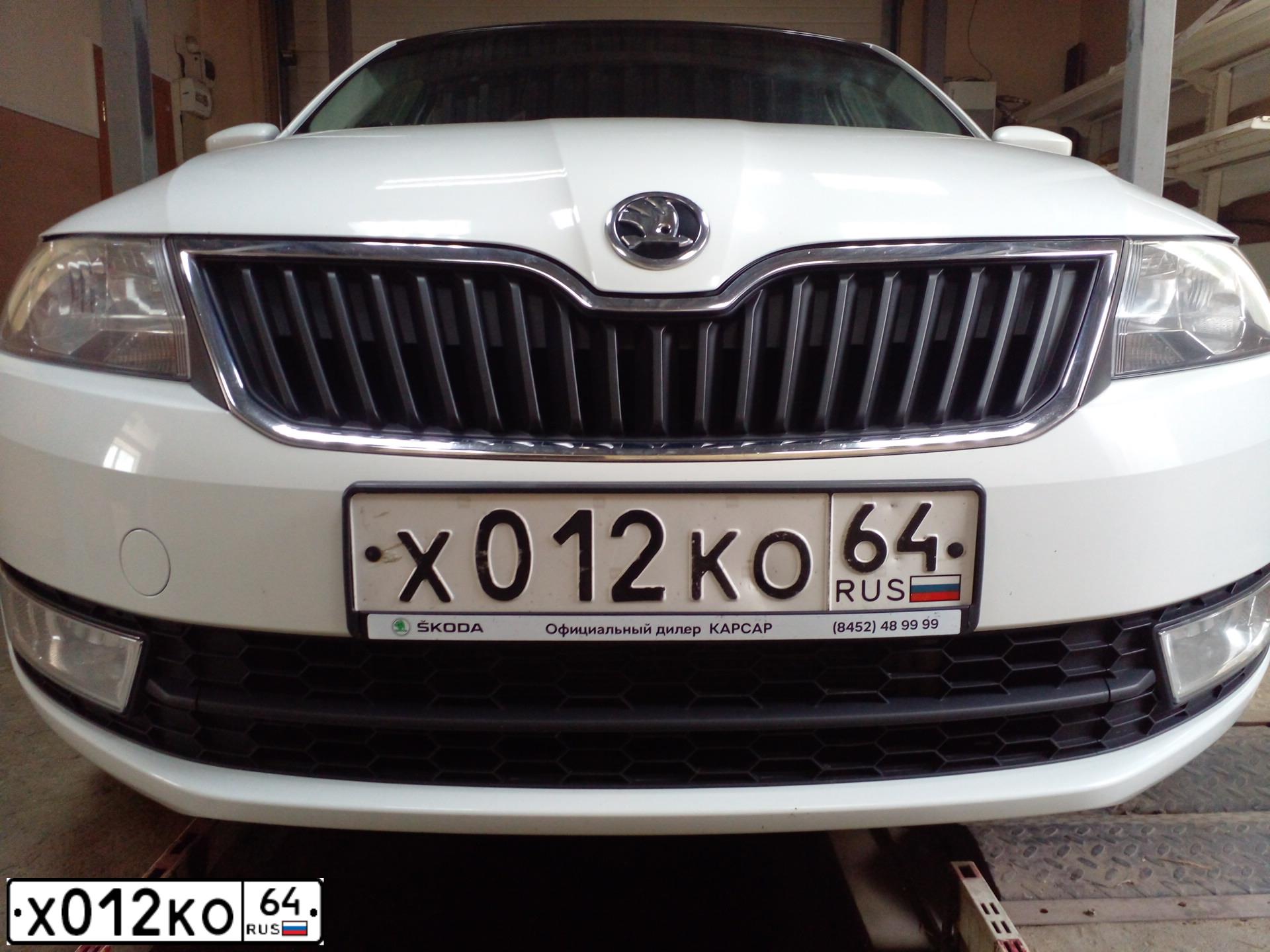 Фото автомобиля SKODA RAPID, 2016 — госномер Х012КО64. Цвет: Белый