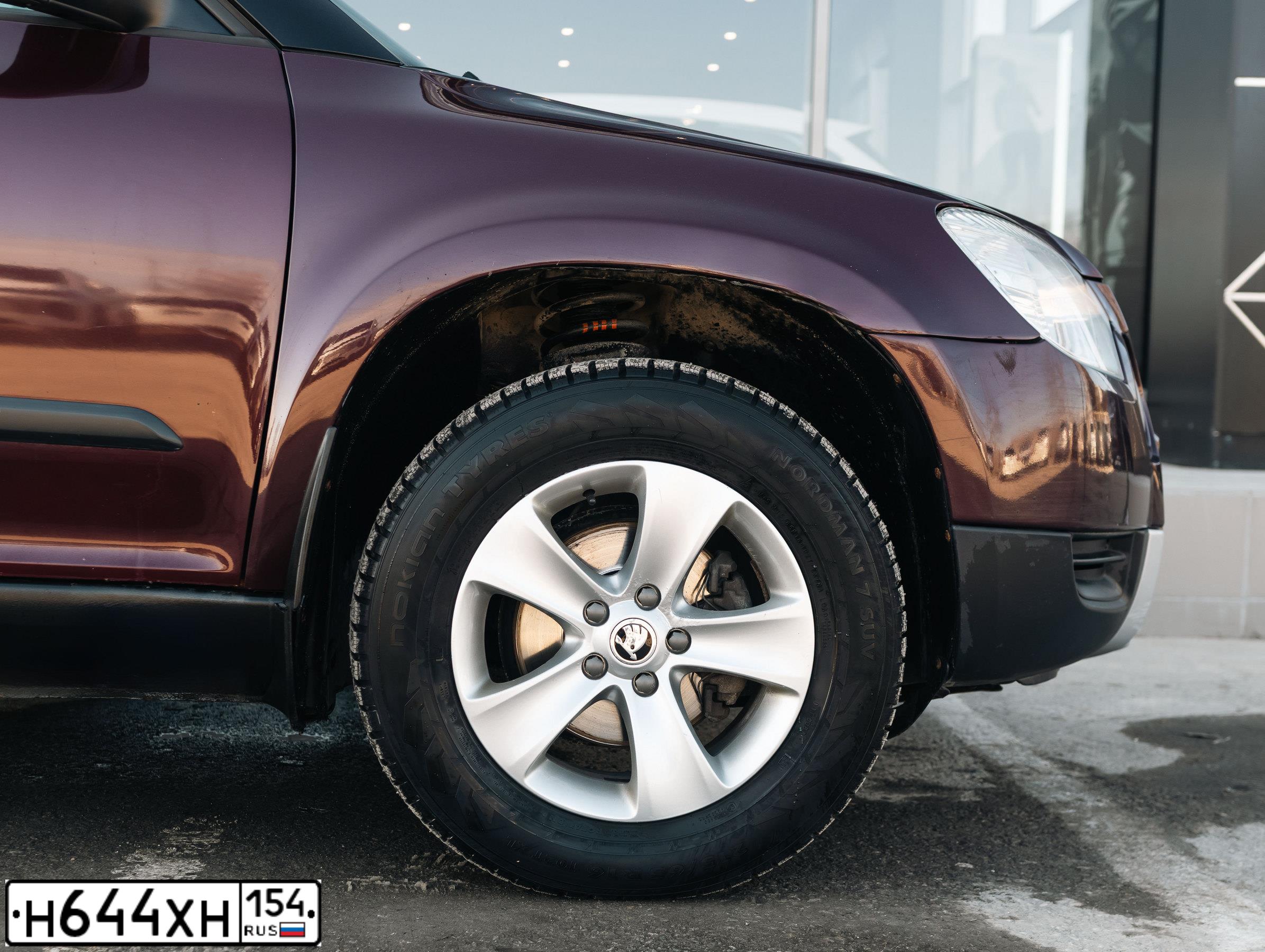 Фото автомобиля SKODA YETI, 2010 — госномер Н644ХН154. Цвет: БОРДОВЫЙ