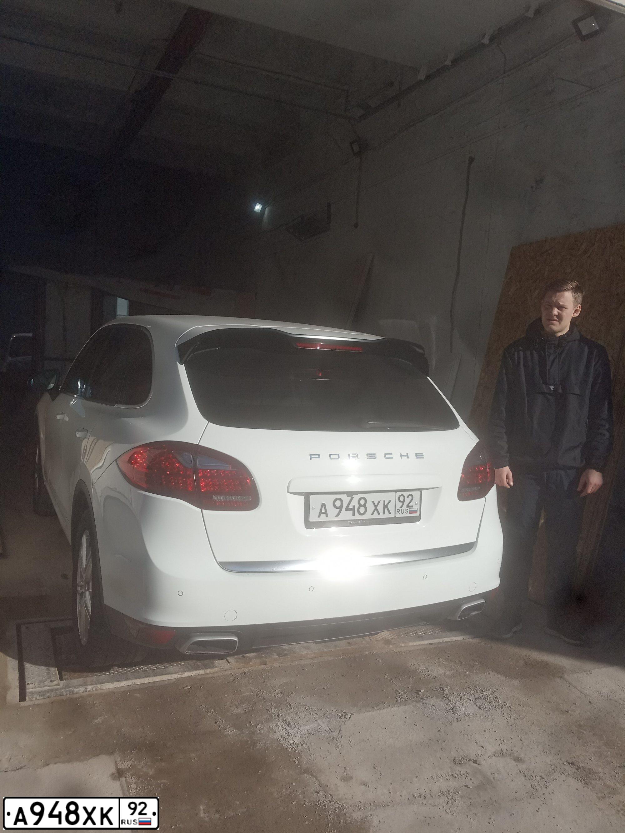 Фото автомобиля PORSCHE CAYENNE, 2012 — госномер У116КА797. Цвет: Белый