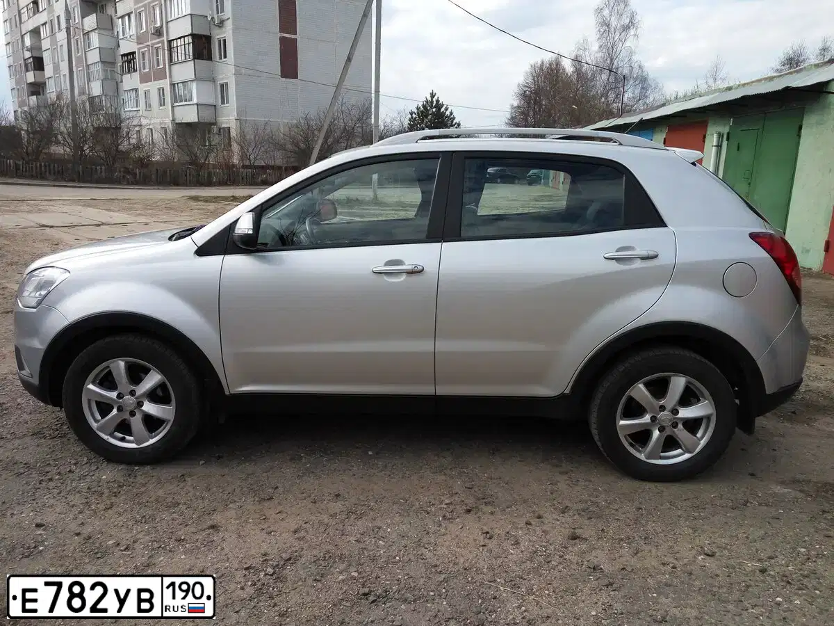 Фото автомобиля SSANGYONG ACTYON, 2012 — госномер Е782УВ190. Цвет: СЕРЫЙ