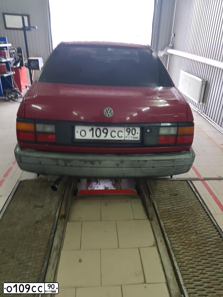 Фото автомобиля VOLKSWAGEN PASSAT, 1991 — госномер О109СС90. Цвет: КРАСНЫЙ