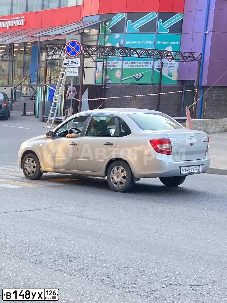 Фото автомобиля LADA 2190 GRANTA, 2018 — госномер В148УХ126. Цвет: Серебристый