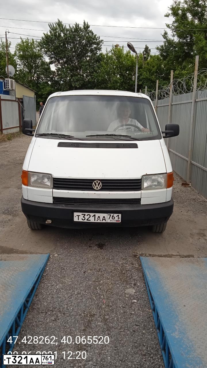 Фото автомобиля VOLKSWAGEN TRANSPORTER, 1993 — госномер Т321АА761. Цвет: Белый