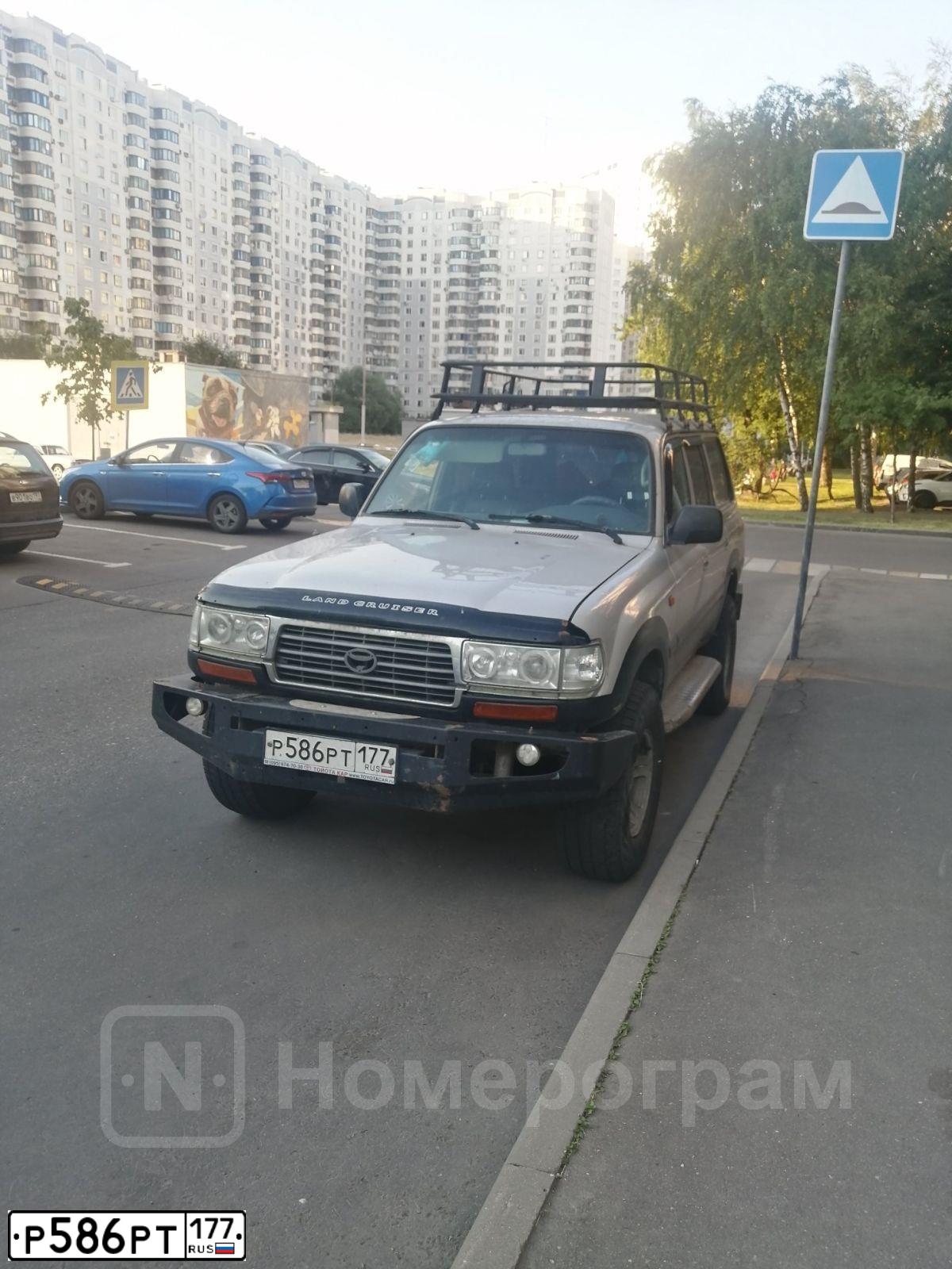 Фото автомобиля TOYOTA LANDCRUISER, 1997 — госномер Р586РТ177. Цвет: БЕЖЕВЫЙ