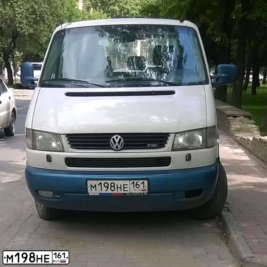 Фото автомобиля VOLKSWAGEN CARAVELLE, 1998 — госномер Е668КВ180. Цвет: Белый