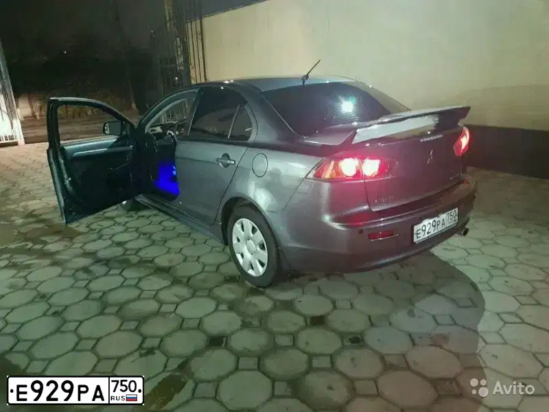 Фото автомобиля MITSUBISHI LANCER, 2010 — госномер С410КК190. Цвет: Серый