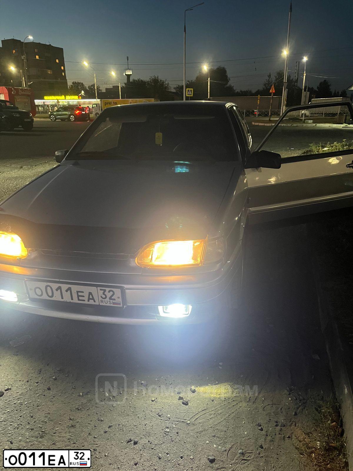 Фото автомобиля LADA 2113 SAMARA, 2007 — госномер О011ЕА32. Цвет: СВЕТЛО-СЕРЕБРИСТЫЙ МЕТАЛЛ