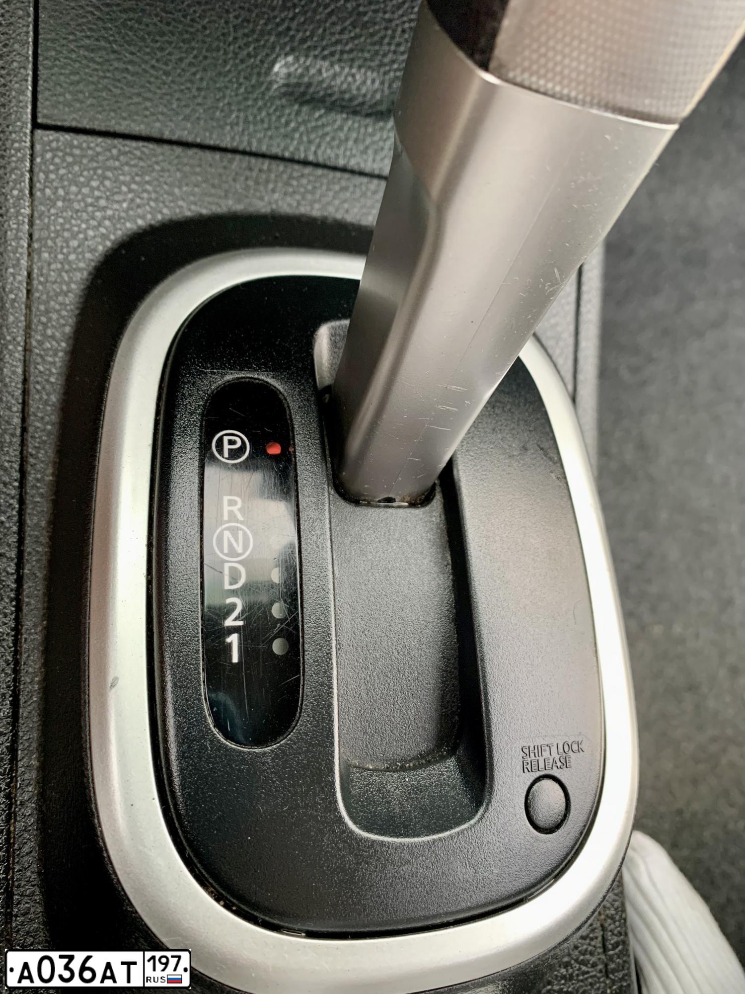 Фото автомобиля NISSAN TIIDA, 2010 — госномер В512ЕХ180. Цвет: ГОЛУБОЙ СВЕТЛЫЙ