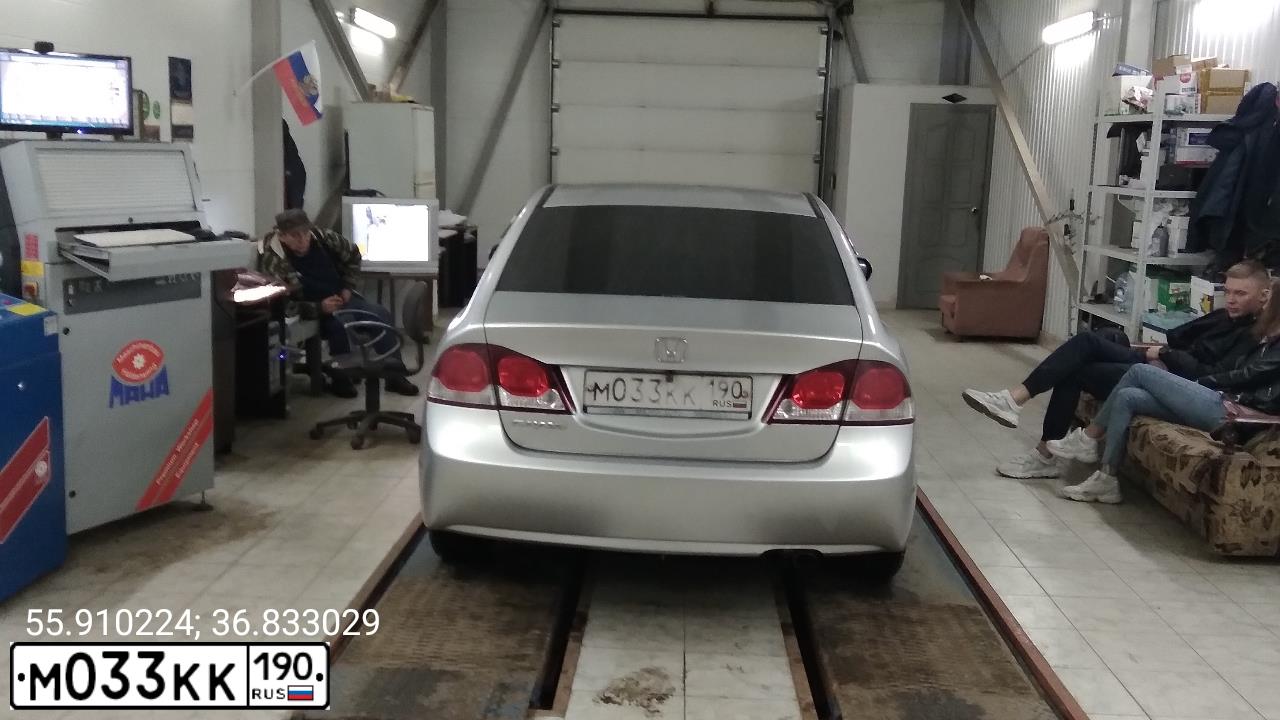 Фото автомобиля HONDA CIVIC, 2010 — госномер М033КК190. Цвет: СЕРЫЙ