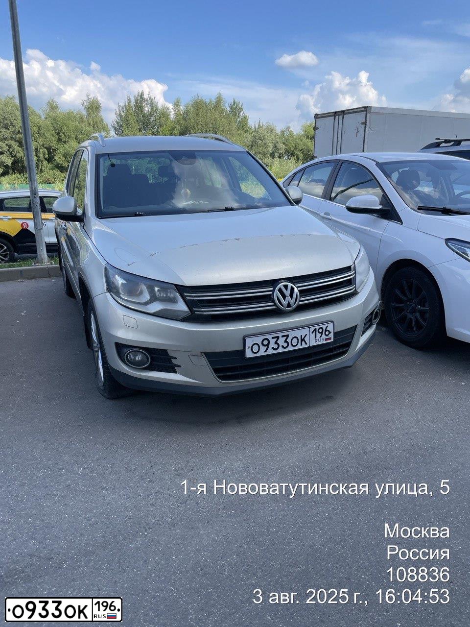 Фото автомобиля VOLKSWAGEN TIGUAN, 2014 — госномер О933ОК196. Цвет: СЕРЕБРИСТО-ЖЕЛТЫЙ