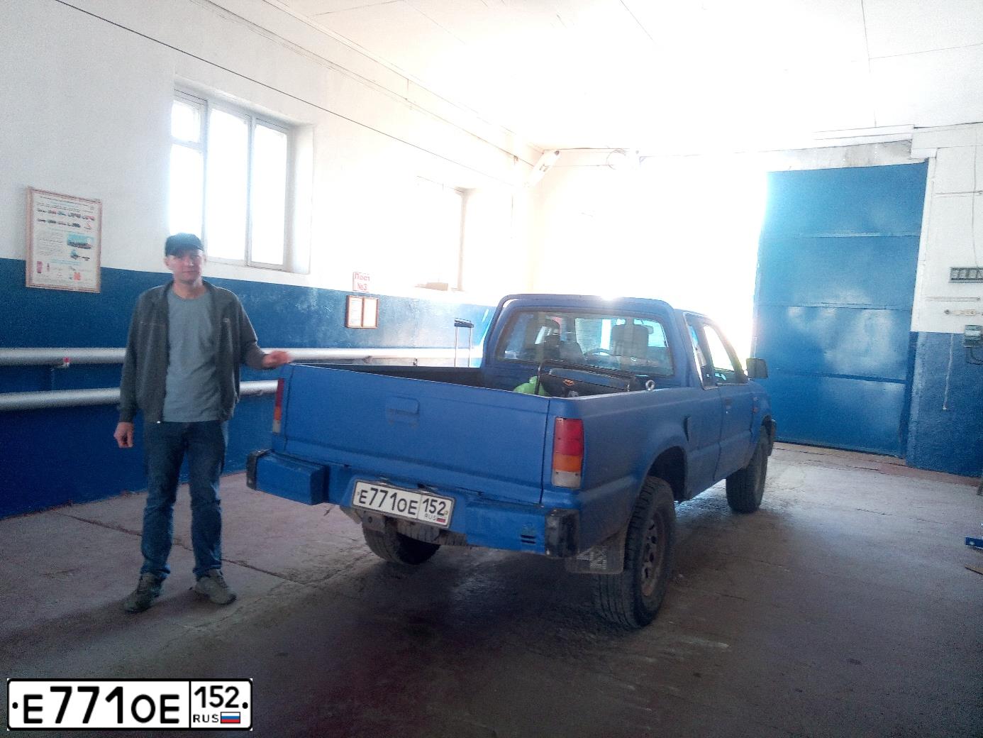Фото автомобиля MAZDA B-SERIE, 1982 — госномер Т111ТТ51. Цвет: СИНИЙ