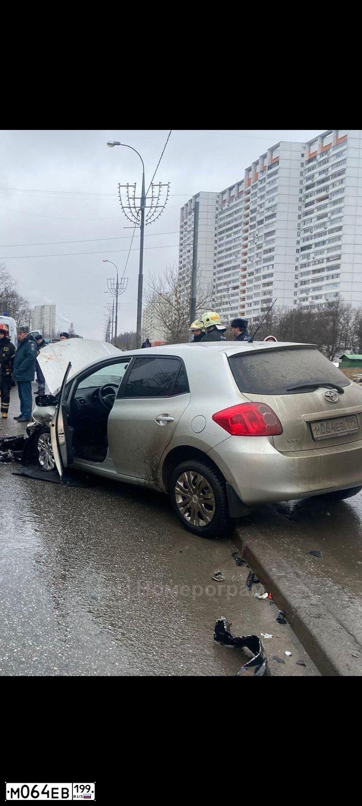 Фото автомобиля TOYOTA AURIS, 2008 — госномер М064ЕВ199