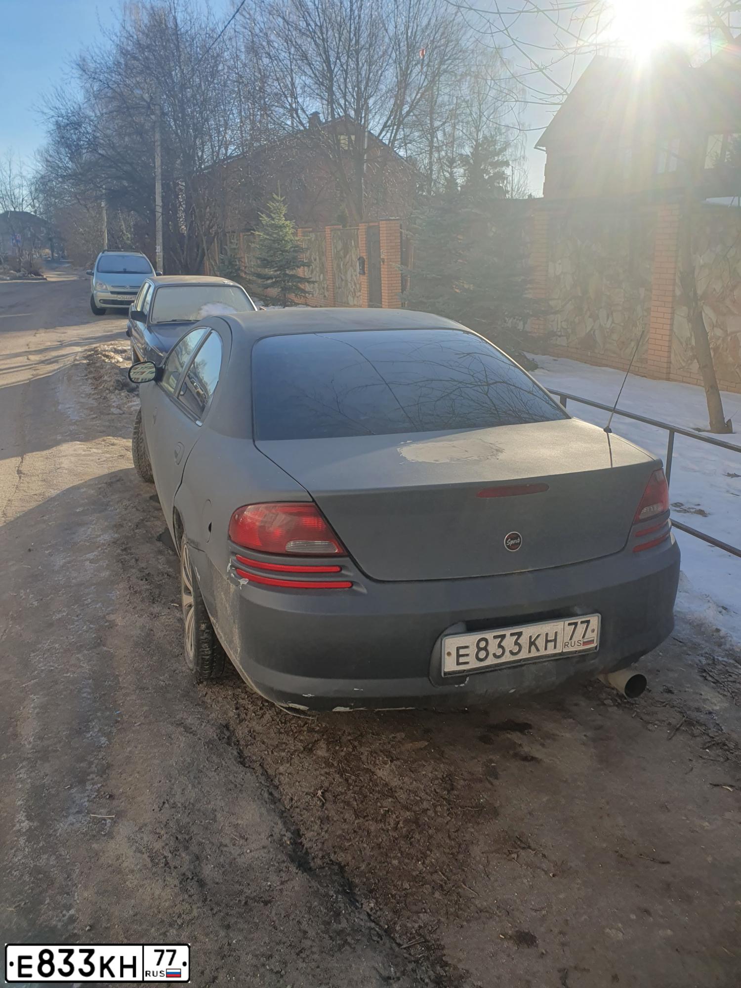 Фото автомобиля DODGE STRATUS, 2004 — госномер Е833КН77. Цвет: СЕРЫЙ