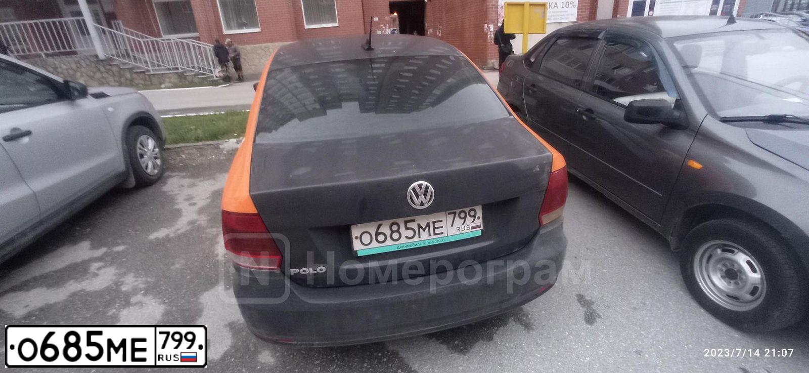 Фото автомобиля VOLKSWAGEN POLO, 2018 — госномер О685МЕ799. Цвет: Серый