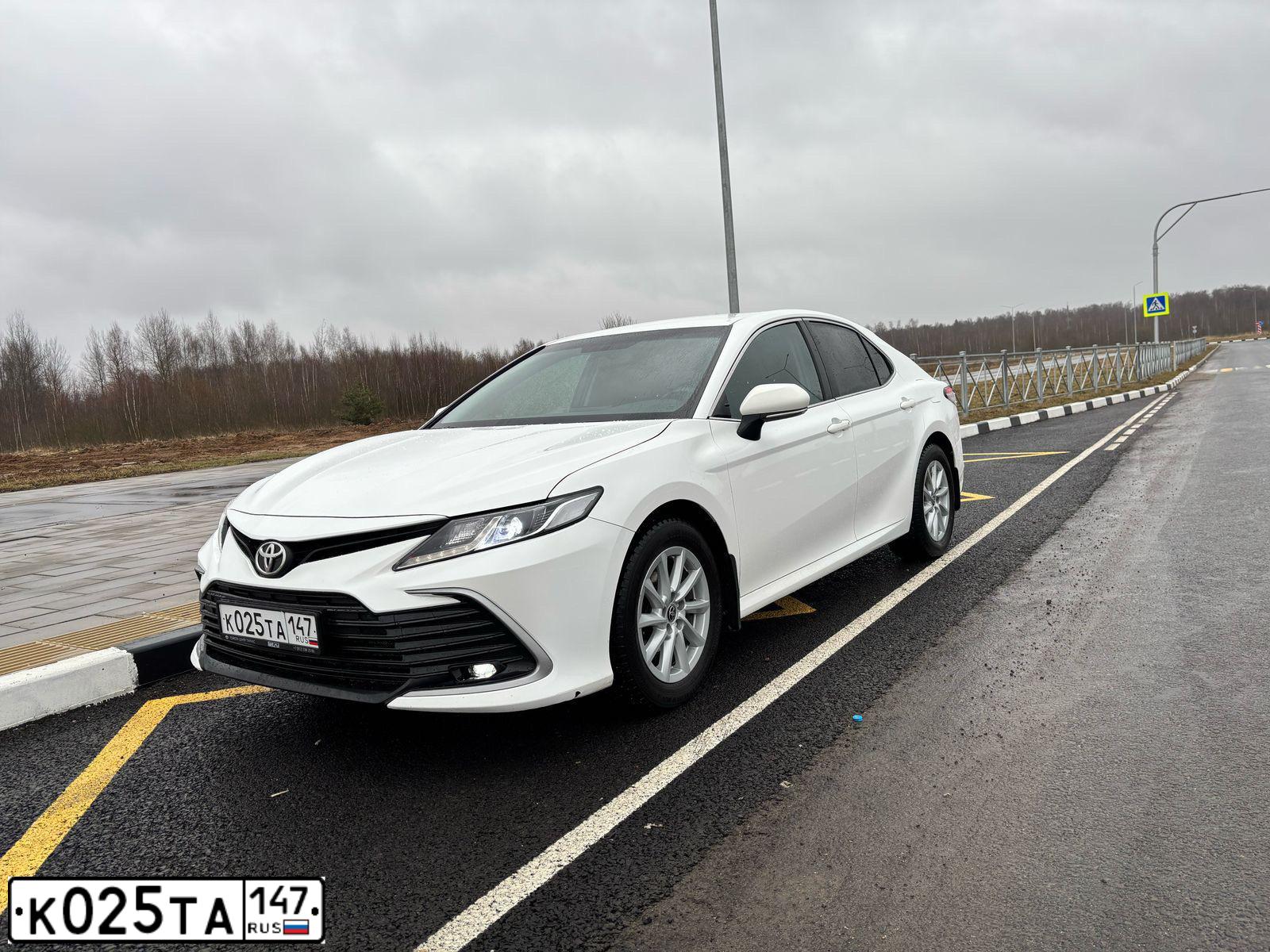 Фото автомобиля TOYOTA CAMRY, 2022 — госномер М195ЕС550. Цвет: Белый