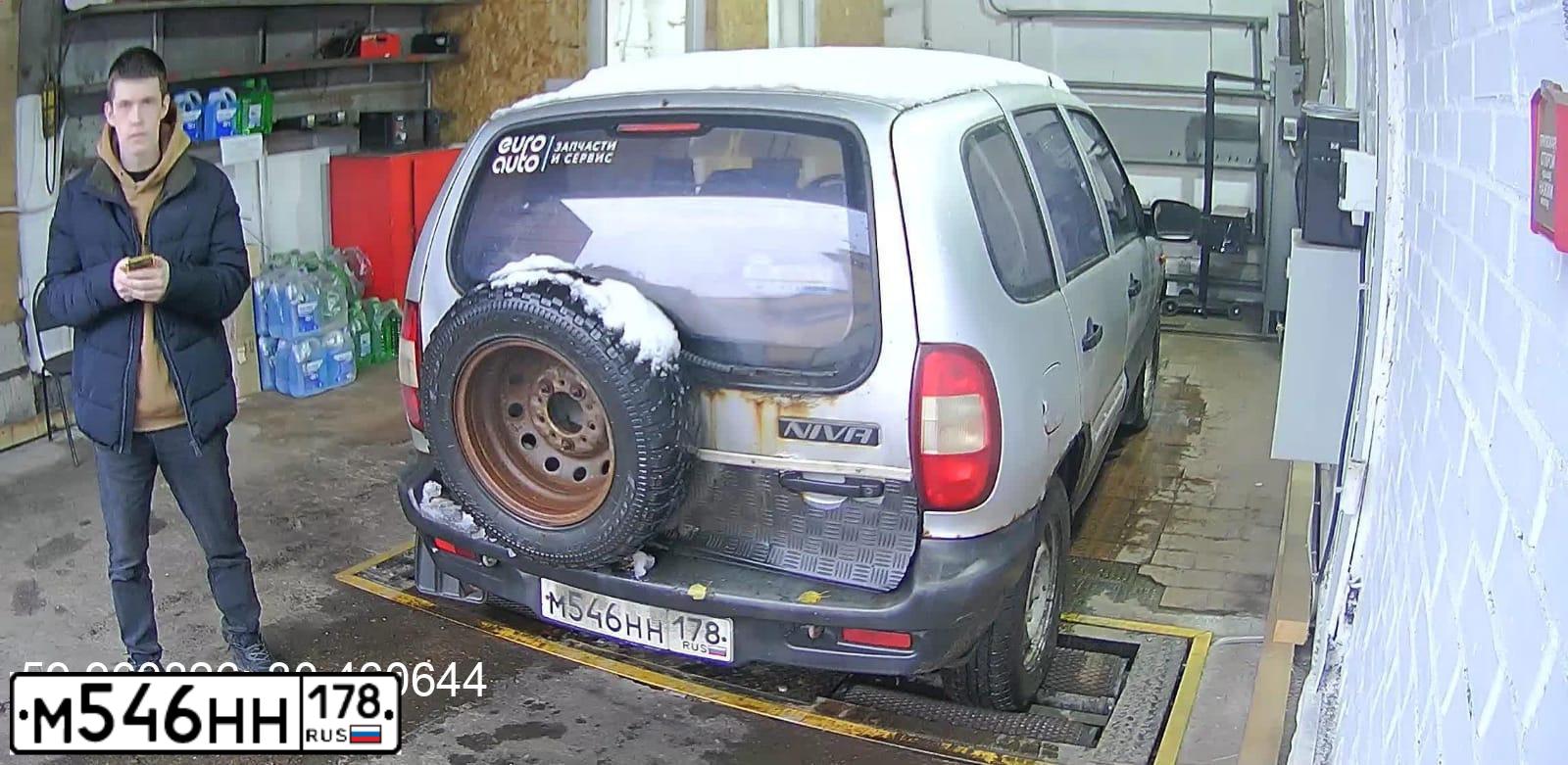 Фото автомобиля CHEVROLET NIVA, 2002 — госномер М546НН178. Цвет: СВЕТЛО-СЕРЕБРИСТЫЙ МЕТАЛЛИК