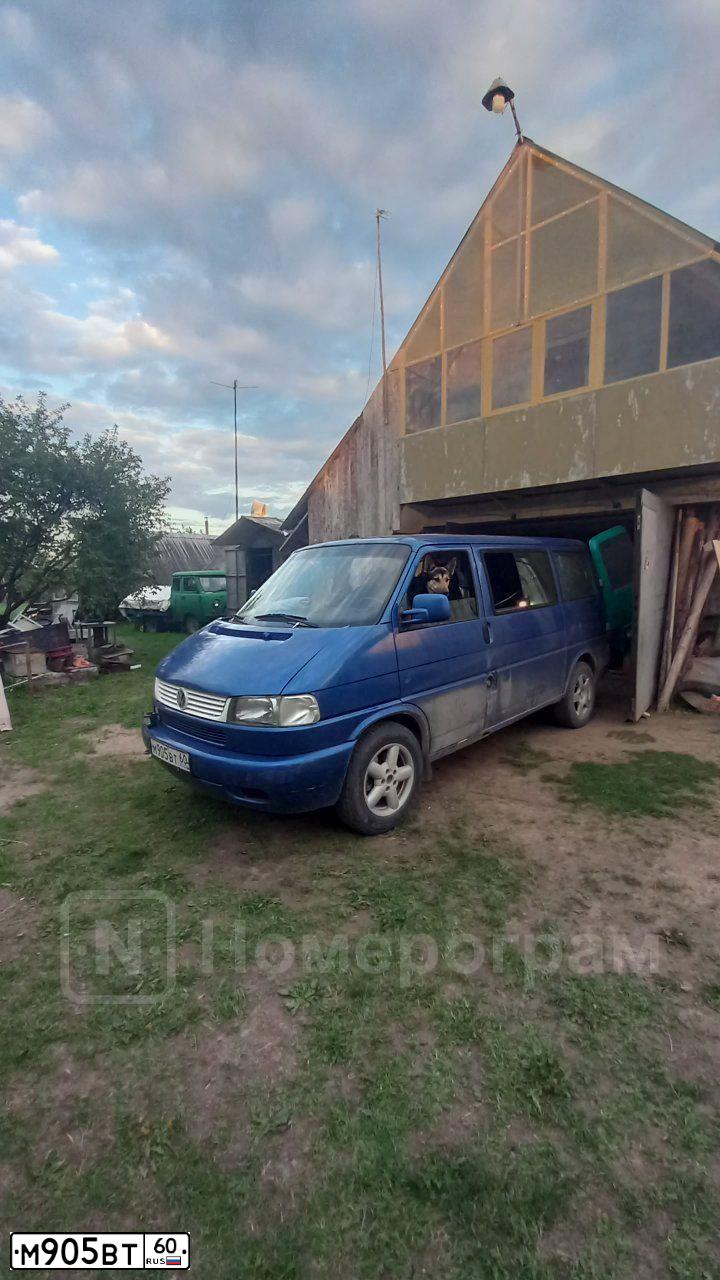 Фото автомобиля VOLKSWAGEN TRANSPORTER, 1997 — госномер М905ВТ60. Цвет: СИНИЙ