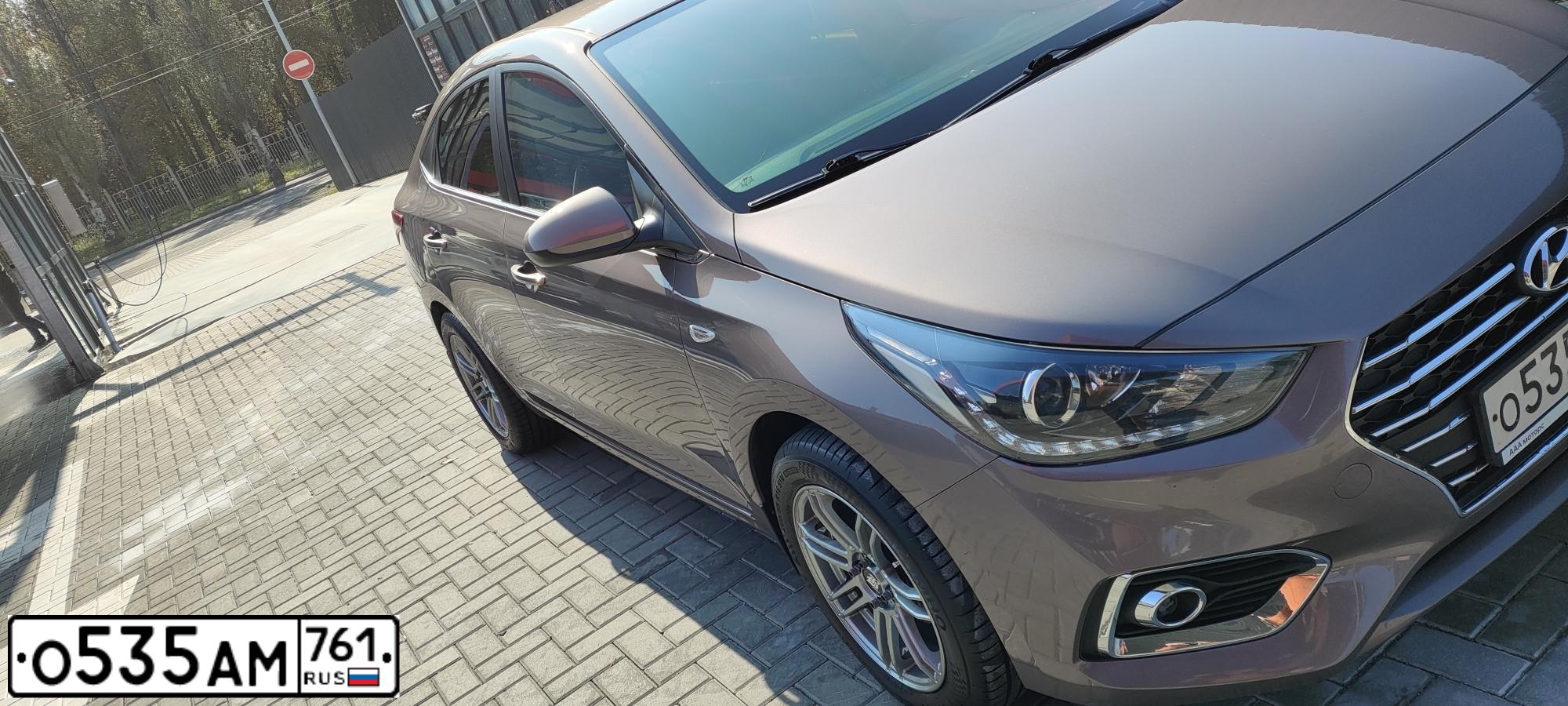 Фото автомобиля HYUNDAI SOLARIS, 2019 — госномер О535АМ761. Цвет: СВЕТЛО-КОРИЧНЕВЫЙ