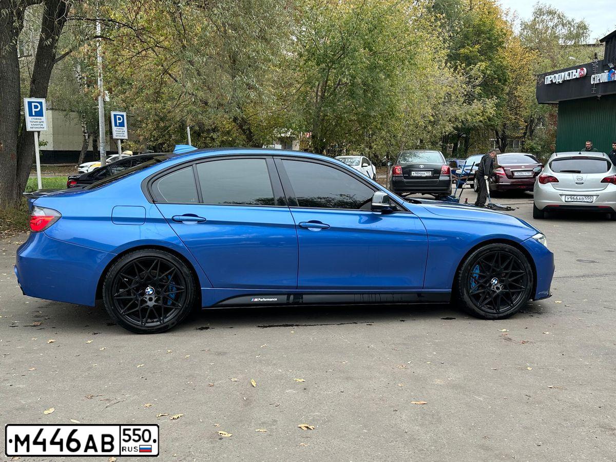 Фото автомобиля BMW SERIE 3, 2013 — госномер М444ХТ190. Цвет: синий