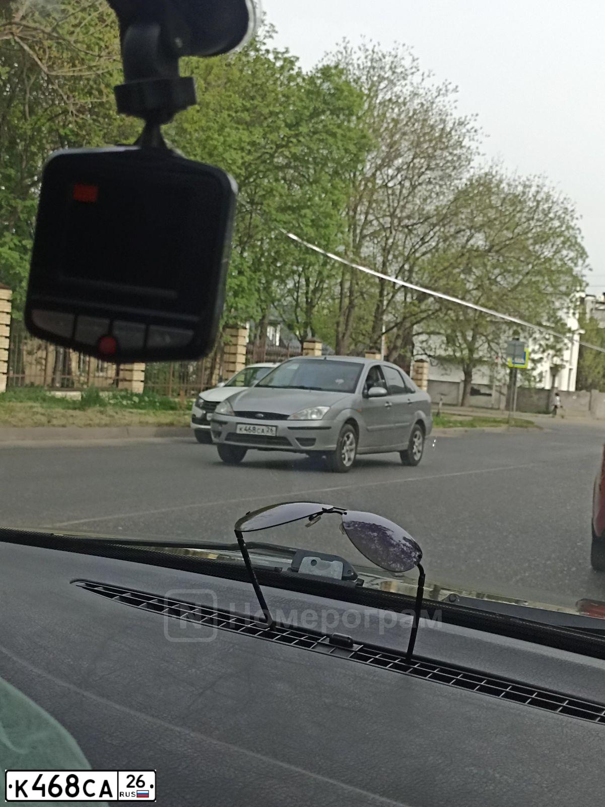 Фото автомобиля FORD FOCUS, 2005 — госномер К468СА26. Цвет: СЕРЫЙ