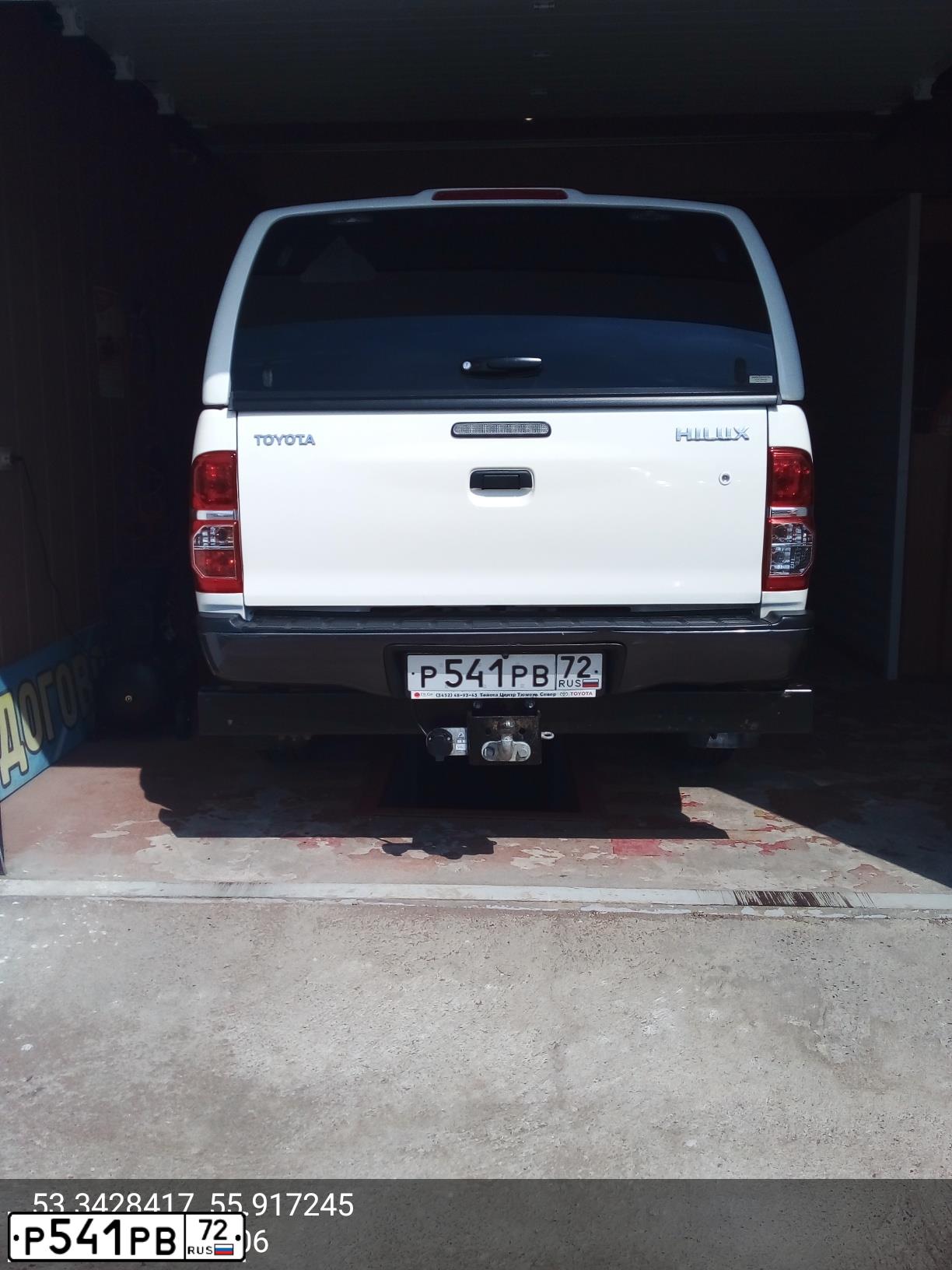 Фото автомобиля TOYOTA HILUX, 2014 — госномер Е969МС702. Цвет: Белый