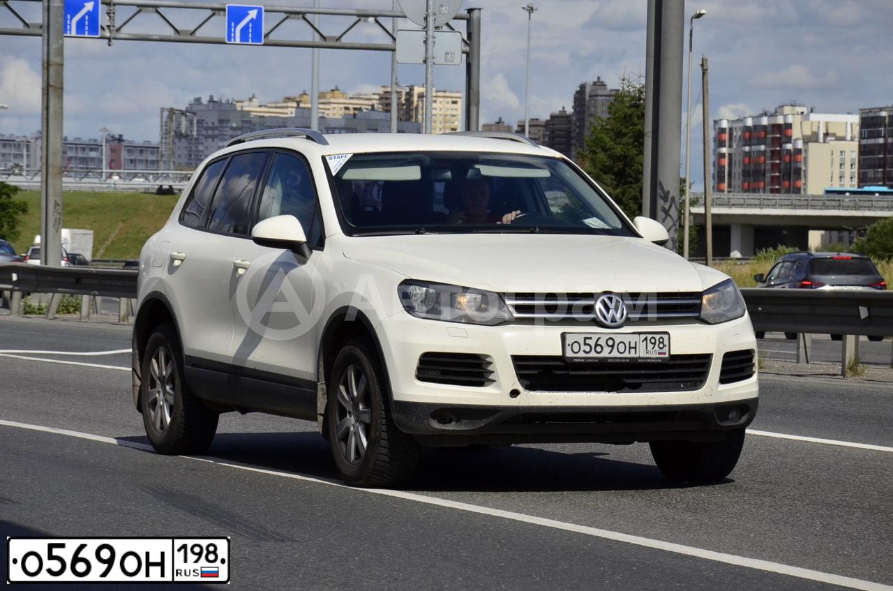Фото автомобиля VOLKSWAGEN TOUAREG, 2010 — госномер О569ОН198. Цвет: Белый