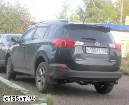 Фото автомобиля TOYOTA RAV4, 2015 — госномер О135АТ138. Цвет: ТЕМНО СЕРЫЙ
