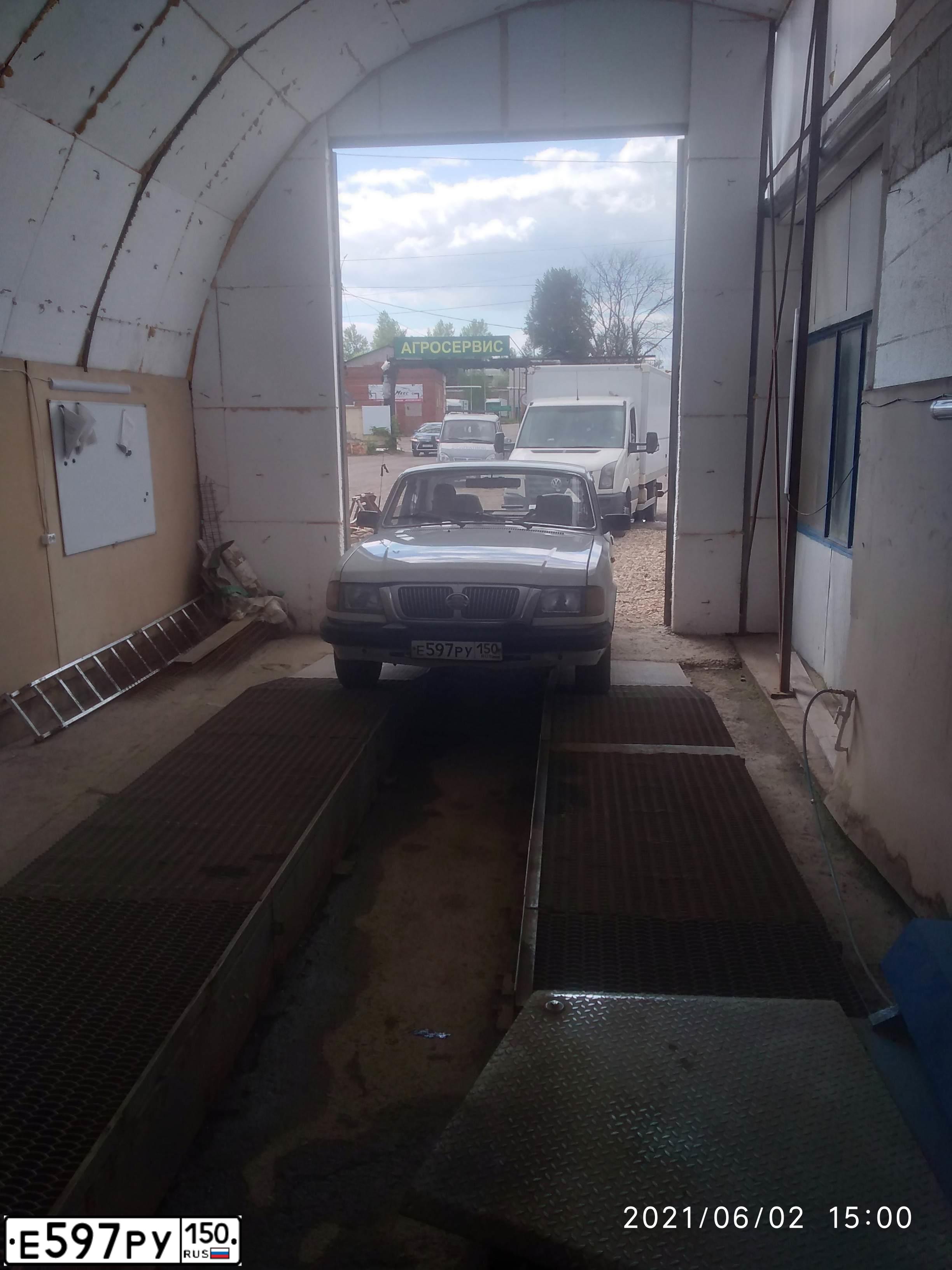 Фото автомобиля GAZ 3102 WOLGA, 1996 — госномер Е597РУ150. Цвет: СЕРЫЙ БЕЛЫЙ