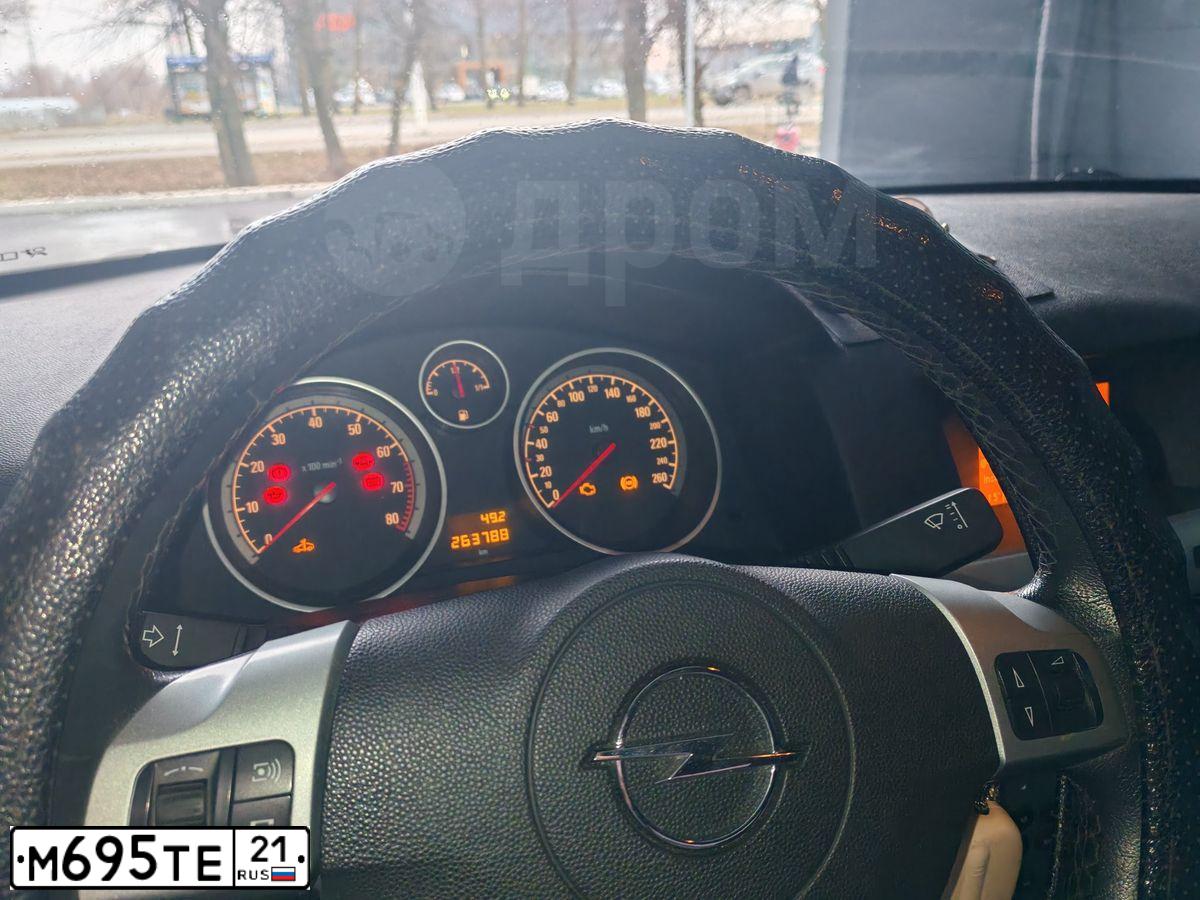 Фото автомобиля OPEL ОПЕЛЬ АСТРА (A-H-NB), 2011 — госномер М695ТЕ21. Цвет: Белый