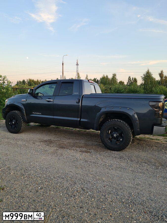 Фото автомобиля TOYOTA TUNDRA, 2008 — госномер Х703КО790. Цвет: ТЕМНО-СЕРЫЙ