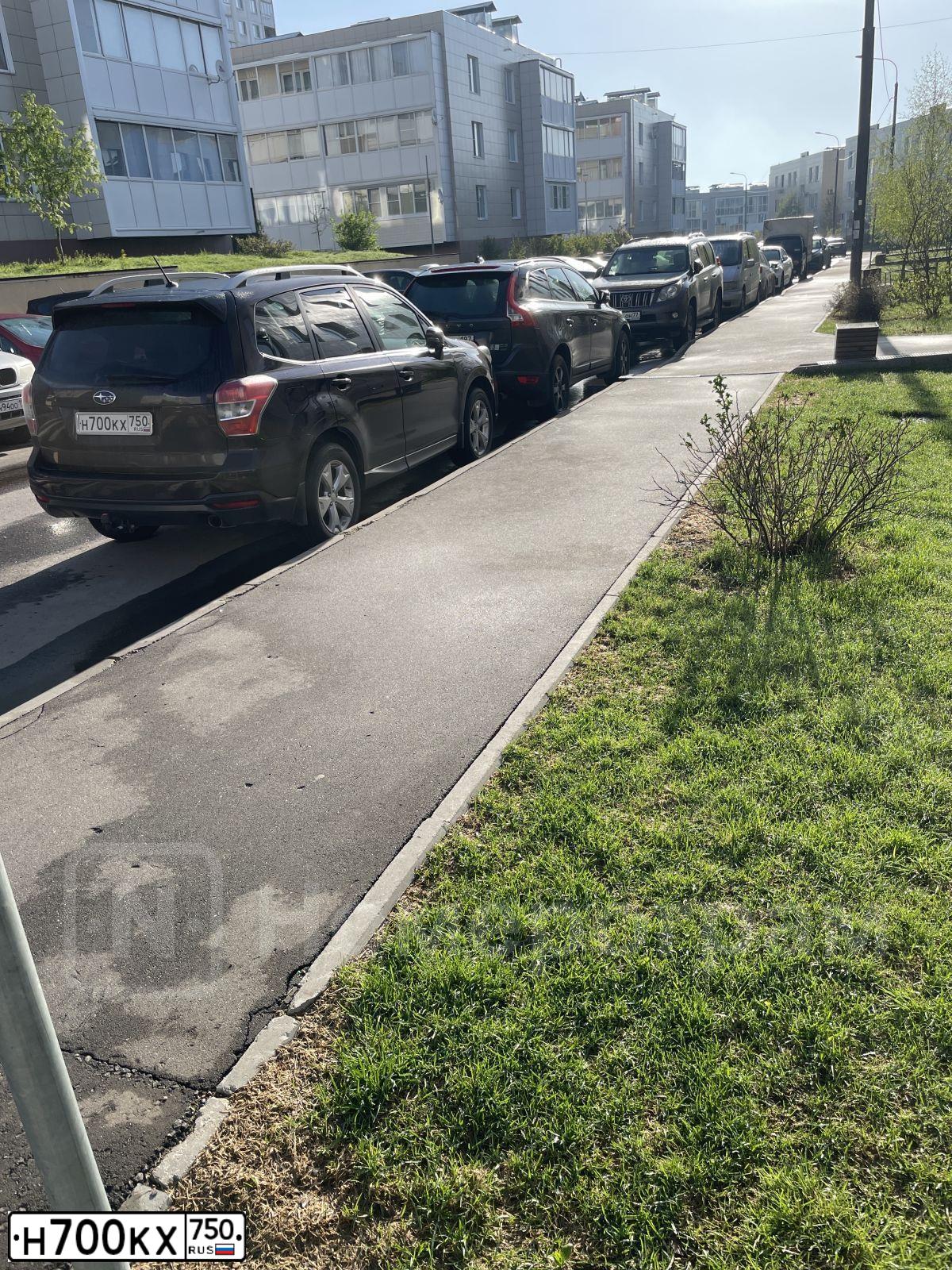 Фото автомобиля TOYOTA LANDCRUISER, 2014 — госномер К962ЕК154. Цвет: ЧЕРНЫЙ