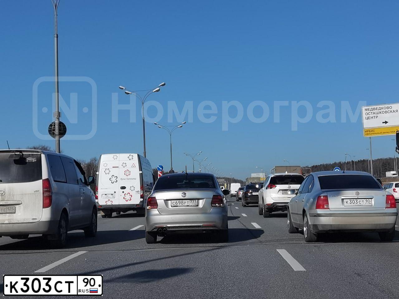 Фото автомобиля VOLKSWAGEN PASSAT, 1999 — госномер К303СТ90. Цвет: БЕЛЫЙ (СЕРЕБРИСТЫЙ)