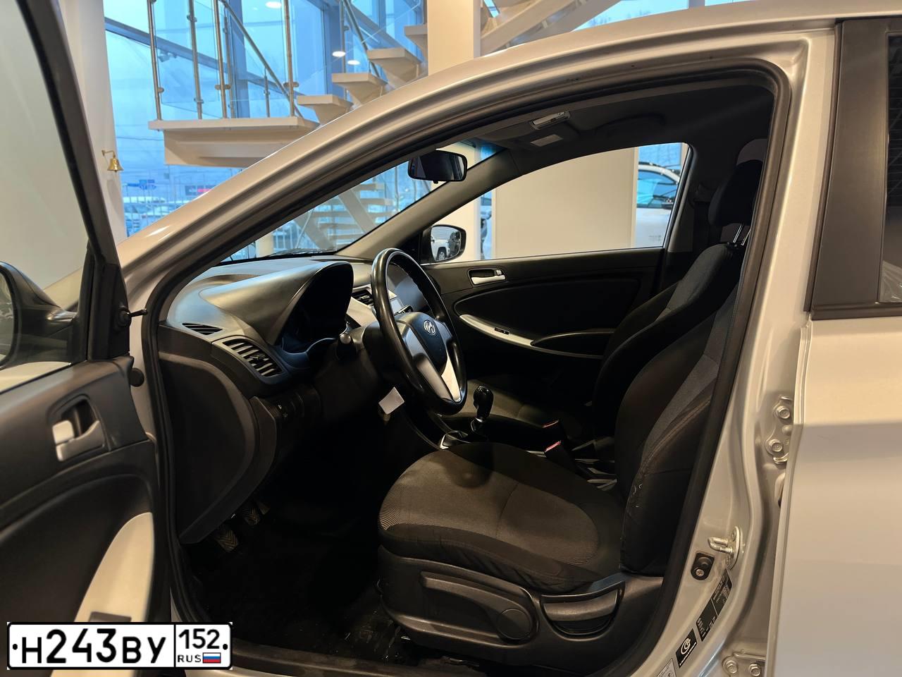Фото автомобиля HYUNDAI SOLARIS, 2014 — госномер Н243ВУ152. Цвет: Серебристый