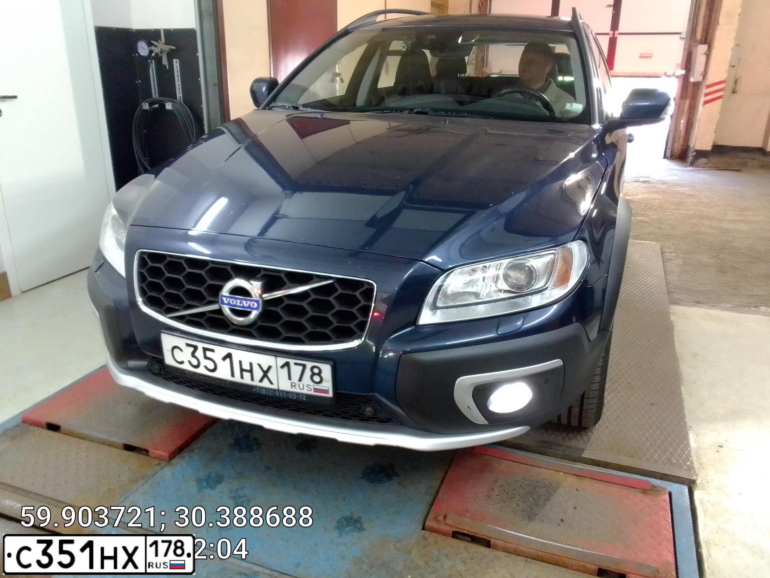 Фото автомобиля VOLVO XC70, 2014 — госномер Т835АС977. Цвет: Темно-синий