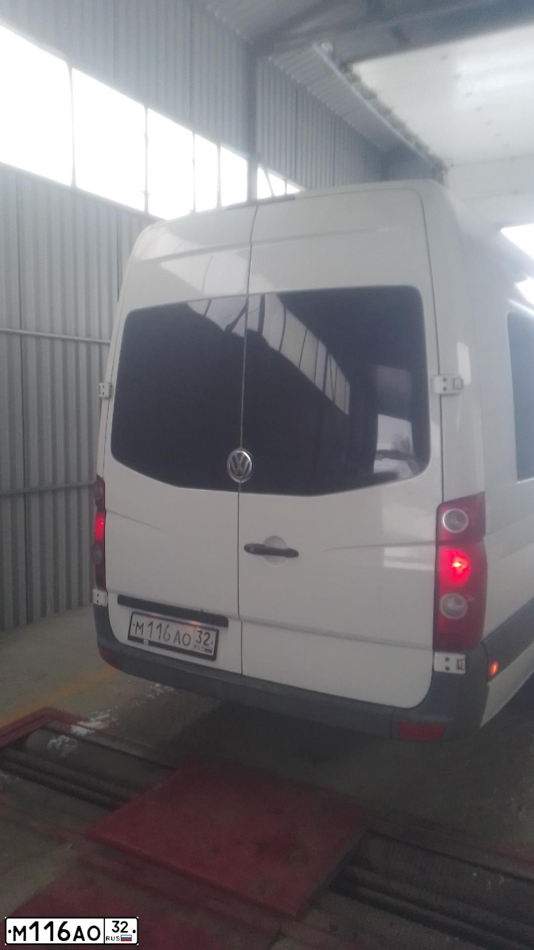 Фото автомобиля VOLKSWAGEN CRAFTER, 2011 — госномер М116АО32. Цвет: СЕРО-БЕЛЫЙ
