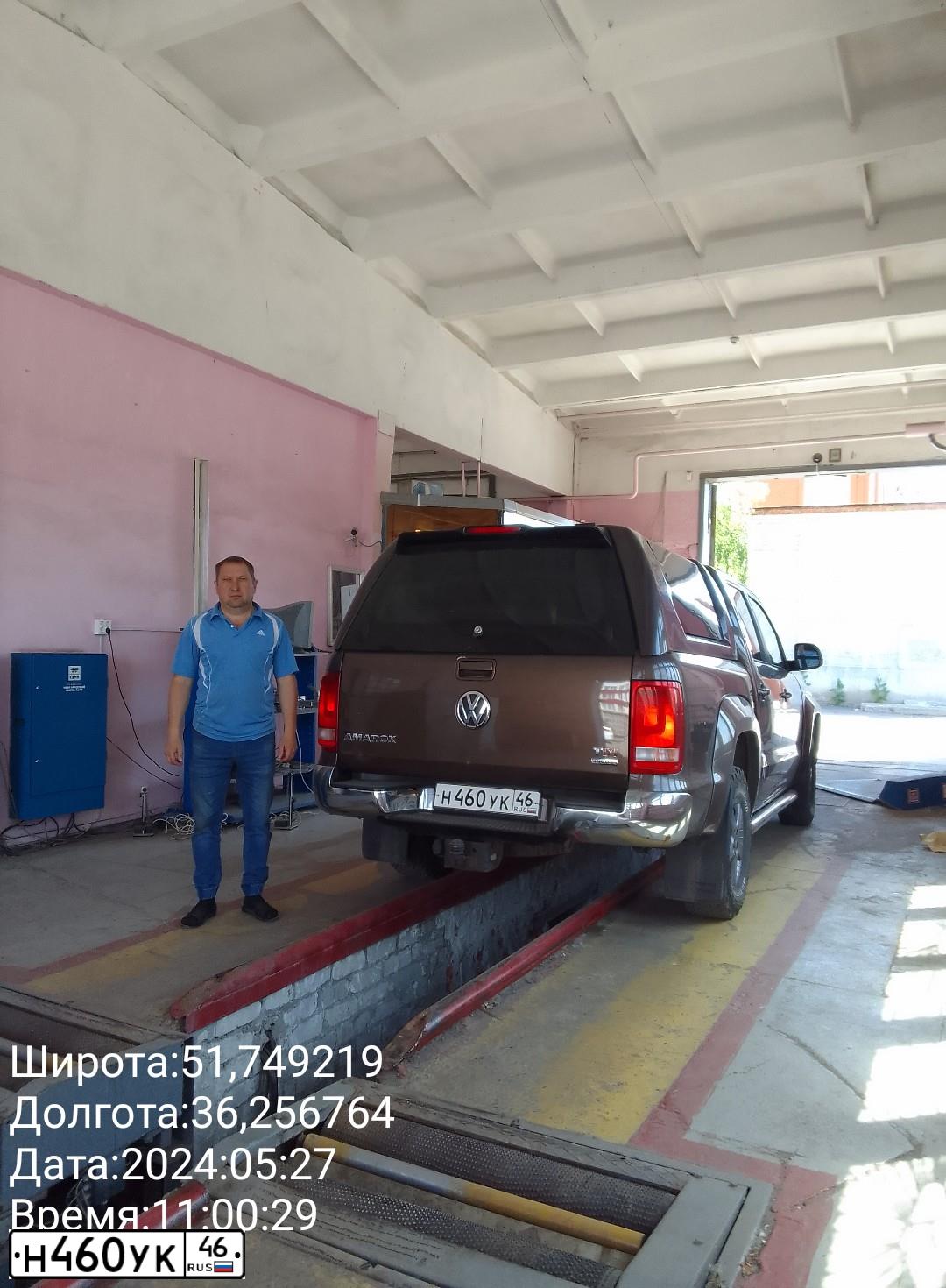Фото автомобиля VOLKSWAGEN AMAROK, 2011 — госномер Н460УК46. Цвет: Коричневый