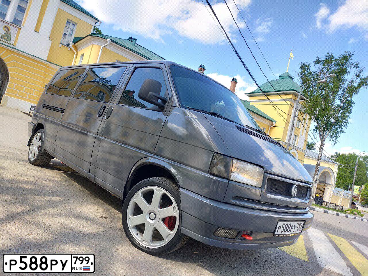 Фото автомобиля VOLKSWAGEN CARAVELLE, 1994 — госномер Р588РУ799. Цвет: БРОНЗОВЫЙ МЕТАЛЛИК