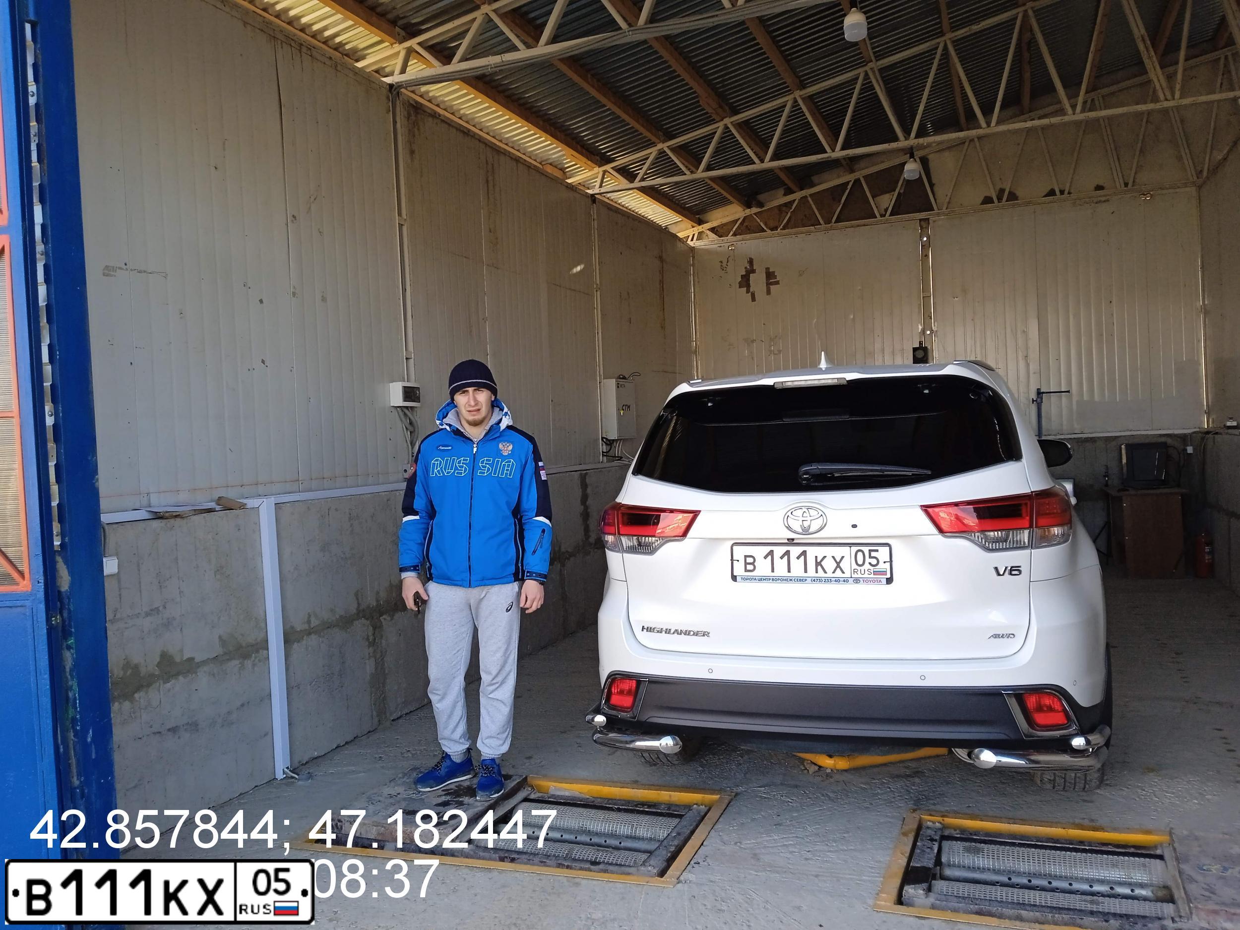 Фото автомобиля TOYOTA LANDCRUISER 200, 2014 — госномер Р050ТР05. Цвет: Белый