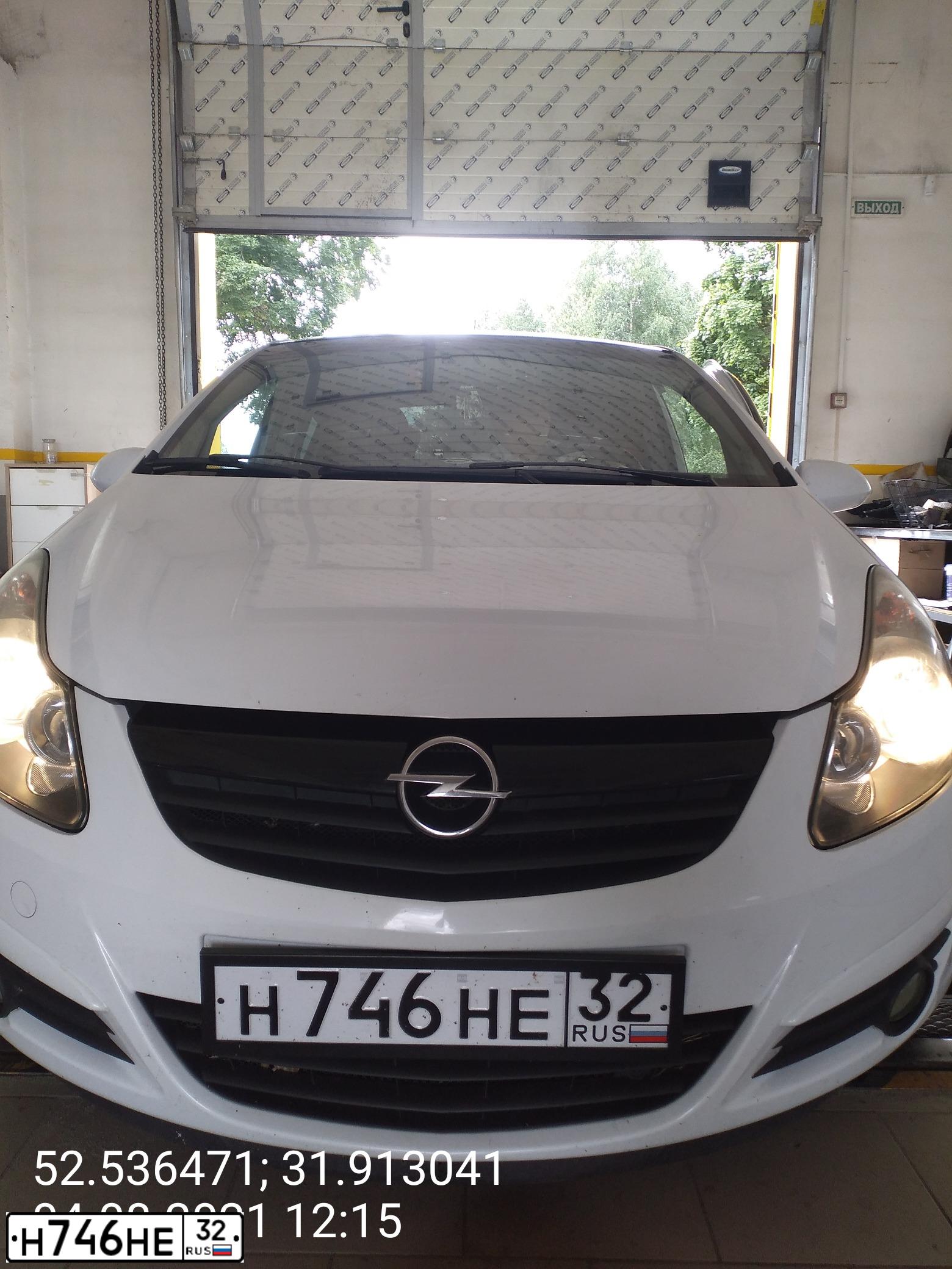 Фото автомобиля OPEL L CORSA, 2010 — госномер В011СВ32. Цвет: Белый