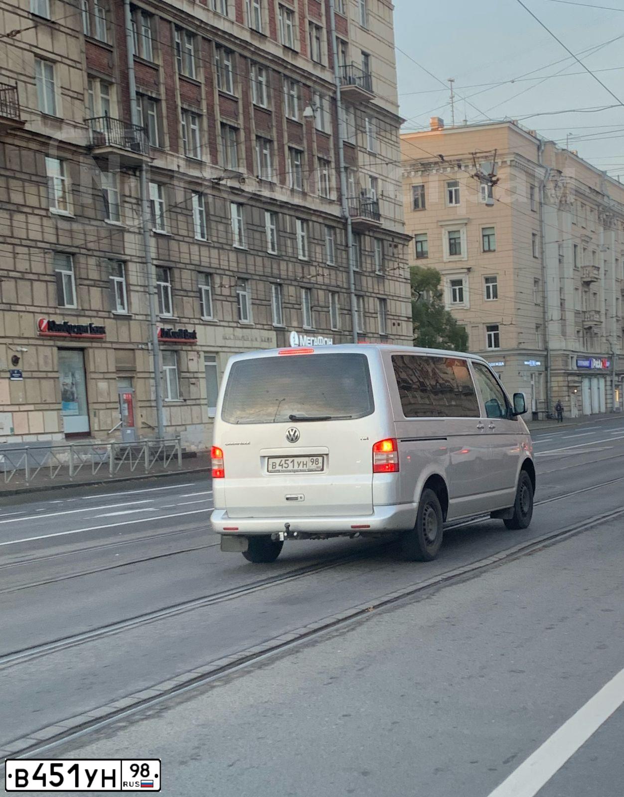 Фото автомобиля VOLKSWAGEN CARAVELLE, 2008 — госномер В451УН98. Цвет: Серебристый